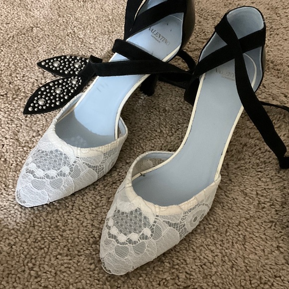 Valentino Garavani Black and White Lace Heels - Picture 3 of 9